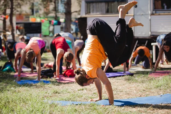 Práctica de equilibrio al aire libre durante el Festival de Yoga Avatar — Foto de Stock