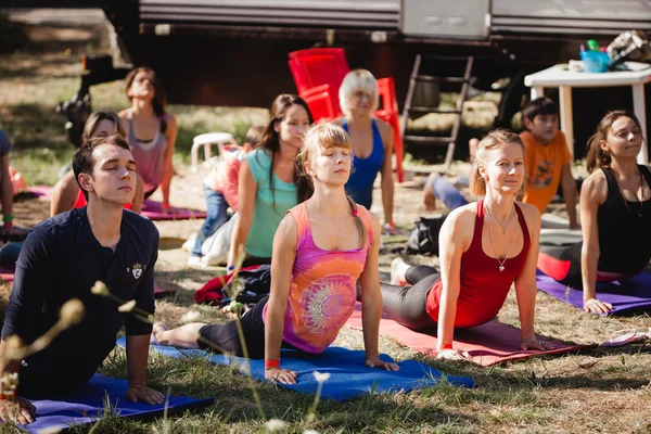 Práctica al aire libre durante el Festival de Yoga Avatar — Foto de Stock