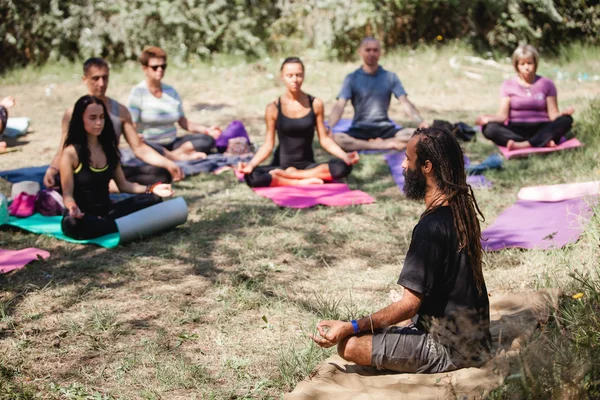 Práctica de meditación al aire libre durante el Festival de Yoga Avatar — Foto de Stock