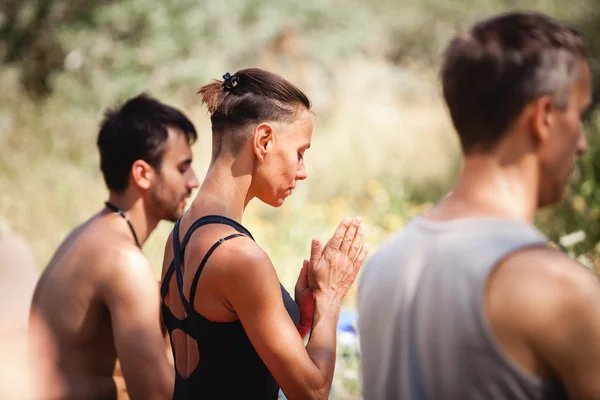 Зовнішня практика під час аватара фестиваль йоги — стокове фото