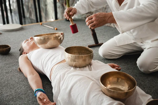 Ljud meditation med tibetanska sjungande skålar på avatar yoga Festival — Stockfoto