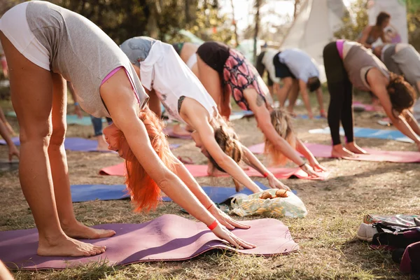 Práctica al aire libre durante el Festival de Yoga Avatar — Foto de Stock