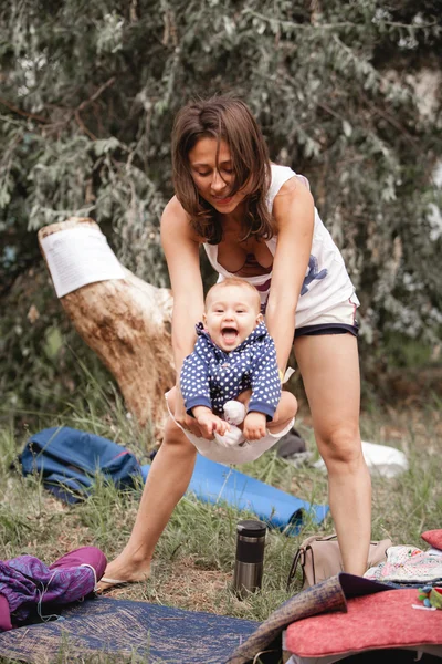 Anne Avatar Yoga Festivali sırasında çocuğunu sallanan — Stok fotoğraf