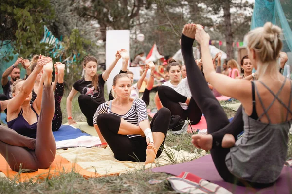 Práctica de mujer al aire libre durante el Festival de Yoga Avatar — Foto de Stock