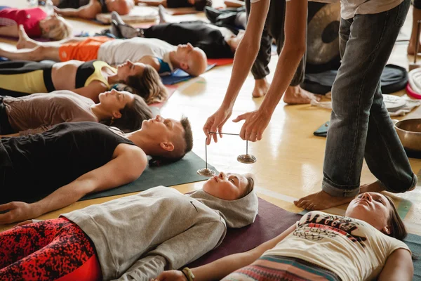 Medytacja dźwięku z tybetańskie śpiewające miski na avatar Yoga Festival — Zdjęcie stockowe