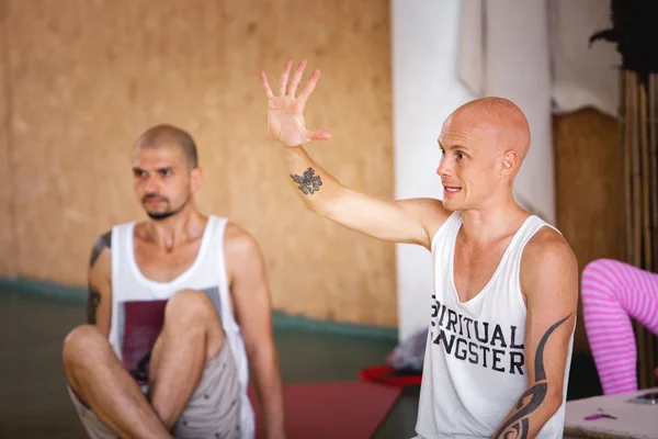 Jani Jaatinen alias Gokulacandra pratique intérieure pendant le festival Avatar Yoga — Photo