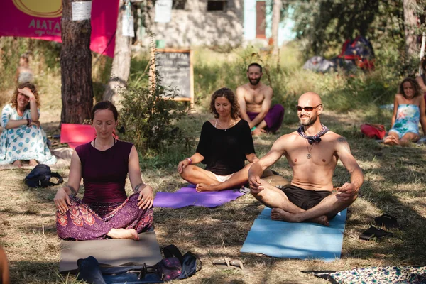 Práctica al aire libre durante el Festival de Yoga Avatar — Foto de Stock