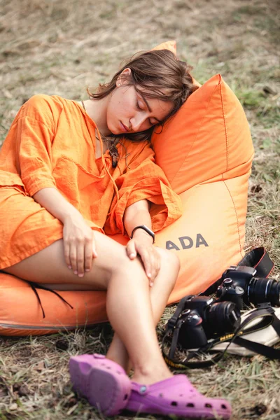Fotograaf meisje slaapt in stoel tas tijdens avatar yoga Festival — Stockfoto