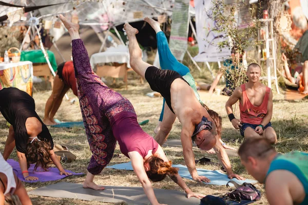 Outdoor practice during Avatar Yoga Festival — Stock Photo, Image