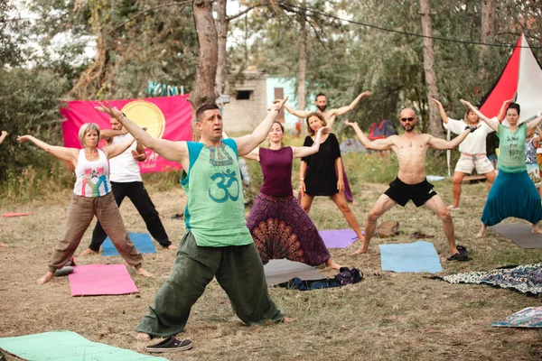 Yuri Shvets sobre práctica al aire libre durante el Avatar Yoga Festival — Foto de Stock