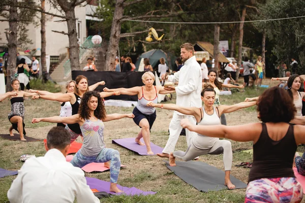 Práctica al aire libre durante el Festival de Yoga Avatar — Foto de Stock