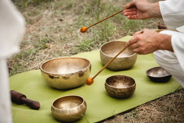 Medytacja dźwięku z tybetańskie śpiewające miski na avatar Yoga Festival — Zdjęcie stockowe