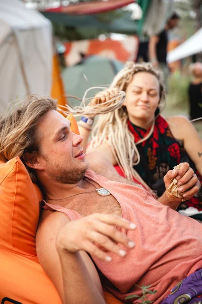 People relaxing at Avatar Yoga Festival — Stock Photo, Image