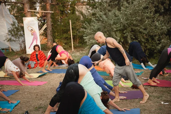 Jani Jaatinen aka Gokulacandra práctica al aire libre durante el Avatar Yoga Festival — Foto de Stock