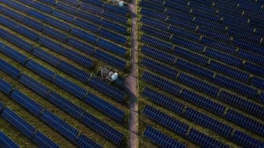 Bir güneş panelinin havadan görünüşü enerji santrali 