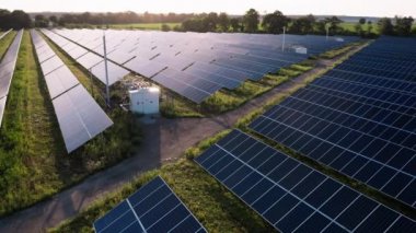 Bir güneş panelinin havadan görünüşü enerji santrali 