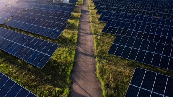 Bovenaanzicht vanuit de lucht van een zonnecentrale — Stockvideo