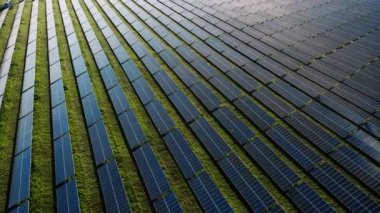 Bir güneş panelinin havadan görünüşü enerji santrali 