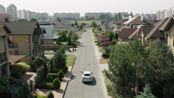 Zřízení záběru chatové čtvrti se solárními fotovoltaickými panely na střechách — Stock video