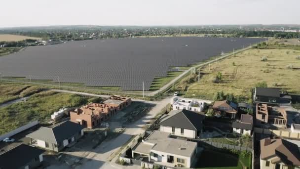 屋根の上に太陽光発電パネル配列を持つコテージタウンシップのショットを確立 — ストック動画