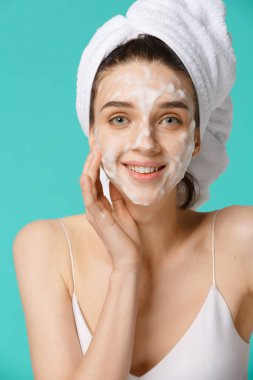 Güzellik tedavisi - kadın yüz temizleme köpüğü sürüyor