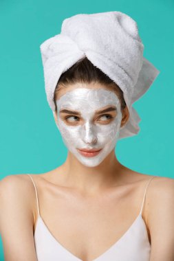 Güzellik tedavisi - gümüş parıltılı yüz maskesi takan kadın