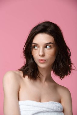 Göz altında başvuran kadın nemlendirici bantlar