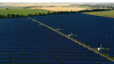 Bir güneş fotovoltaik panelinin havadan görünüşü enerji santrali