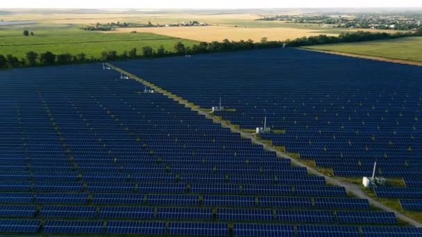 Vista aérea de una planta de energía de paneles fotovoltaicos solares — Vídeos de Stock