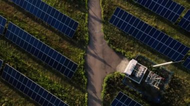 Bir güneş fotovoltaik panelinin havadan görünüşü enerji santrali