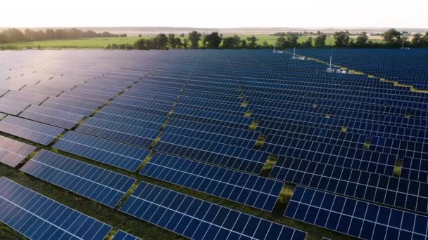 Luftaufnahme eines Solarkraftwerks mit Photovoltaikmodulen — Stockvideo