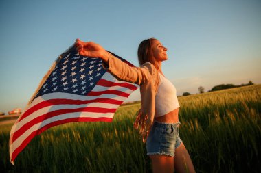 4 Temmuz. ABD bağımsızlık gününü ulusal Amerikan bayrağıyla kutluyoruz