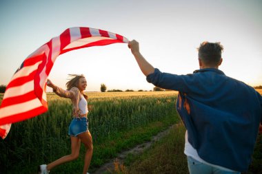 4 Temmuz. ABD bağımsızlık gününü ulusal Amerikan bayrağıyla kutluyoruz