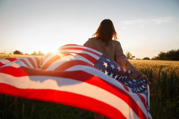 Čtvrtého července. Den nezávislosti USA slaví s národní americkou vlajkou — Stock fotografie