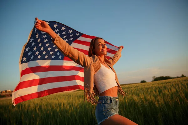 Čtvrtého července. Den nezávislosti USA slaví s národní americkou vlajkou — Stock fotografie