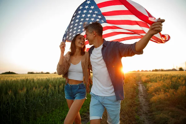 4 Temmuz. ABD bağımsızlık gününü ulusal Amerikan bayrağıyla kutluyoruz — Stok fotoğraf