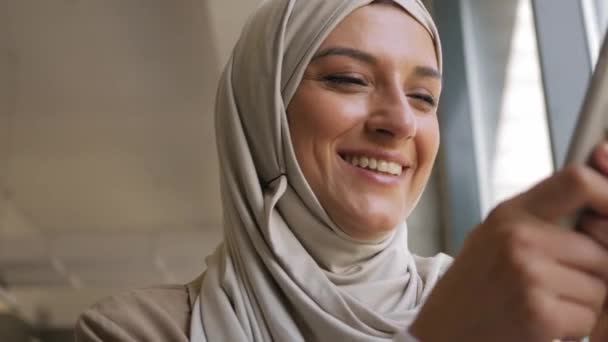 Donna musulmana sul lavoro a distanza, formazione online o video conversazione in caffe — Video Stock