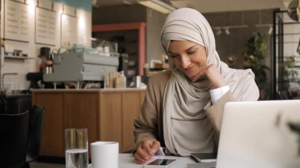 Donna musulmana sul lavoro a distanza, formazione online o video conversazione in caffe — Video Stock