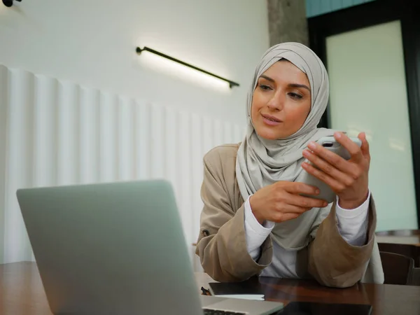 Muselman kvinna på avlägsen arbete, online utbildning eller video konversation i caffe — Stockfoto