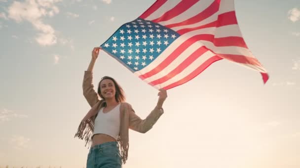 Bundesfeiertag. Unabhängigkeitstag am 4. Juli mit amerikanischer Nationalflagge gefeiert — Stockvideo