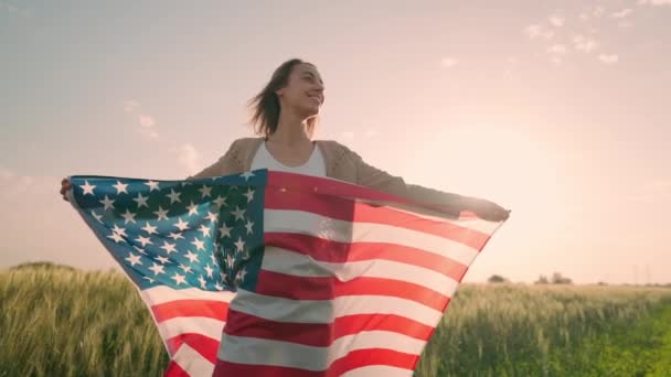 Federala helgdagar. 4 juli Självständighetsdagen firas med nationell amerikansk flagga — Stockvideo