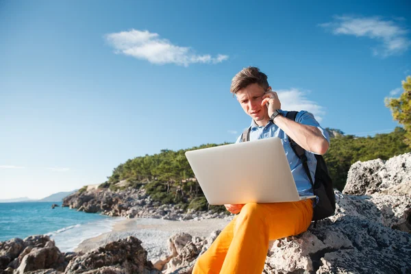 Freelance sur l'ordinateur portable au bord de la mer — Photo