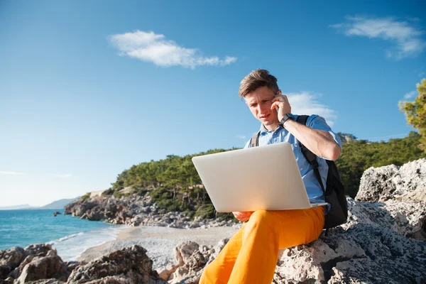 Freiberuflich am Laptop am Meer — Stockfoto