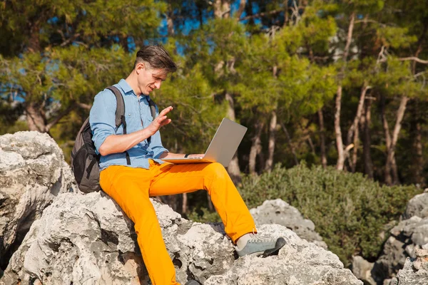 Freelancer no laptop à beira-mar — Fotografia de Stock