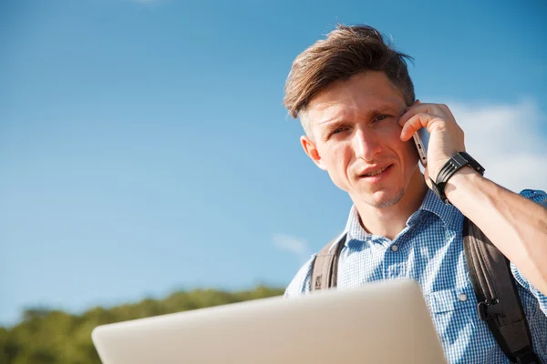 Freelancer en el portátil junto al mar — Foto de Stock