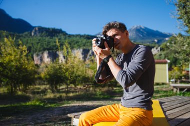 Bilgisayarda dağ peyzaj üzerinde çalışarak serbest meslek