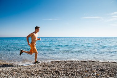 Güneş doğarken su üzerinde çalışan adam