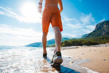 Güneş doğarken su üzerinde çalışan adam