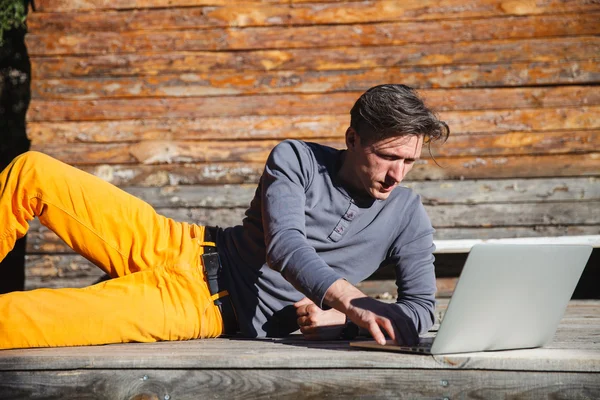 Freiberufler, der am Computer arbeitet — Stockfoto