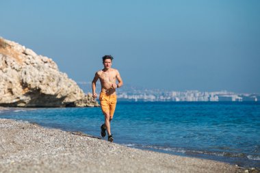 Güneş doğarken su üzerinde çalışan adam
